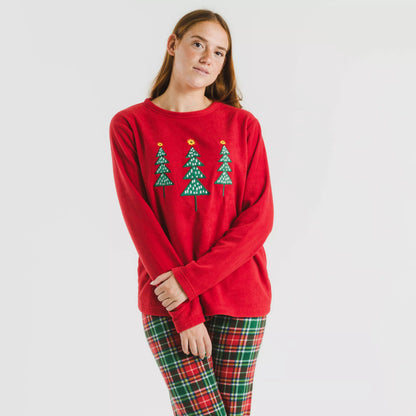 Pijama de lã polar com detalhes em bordô.