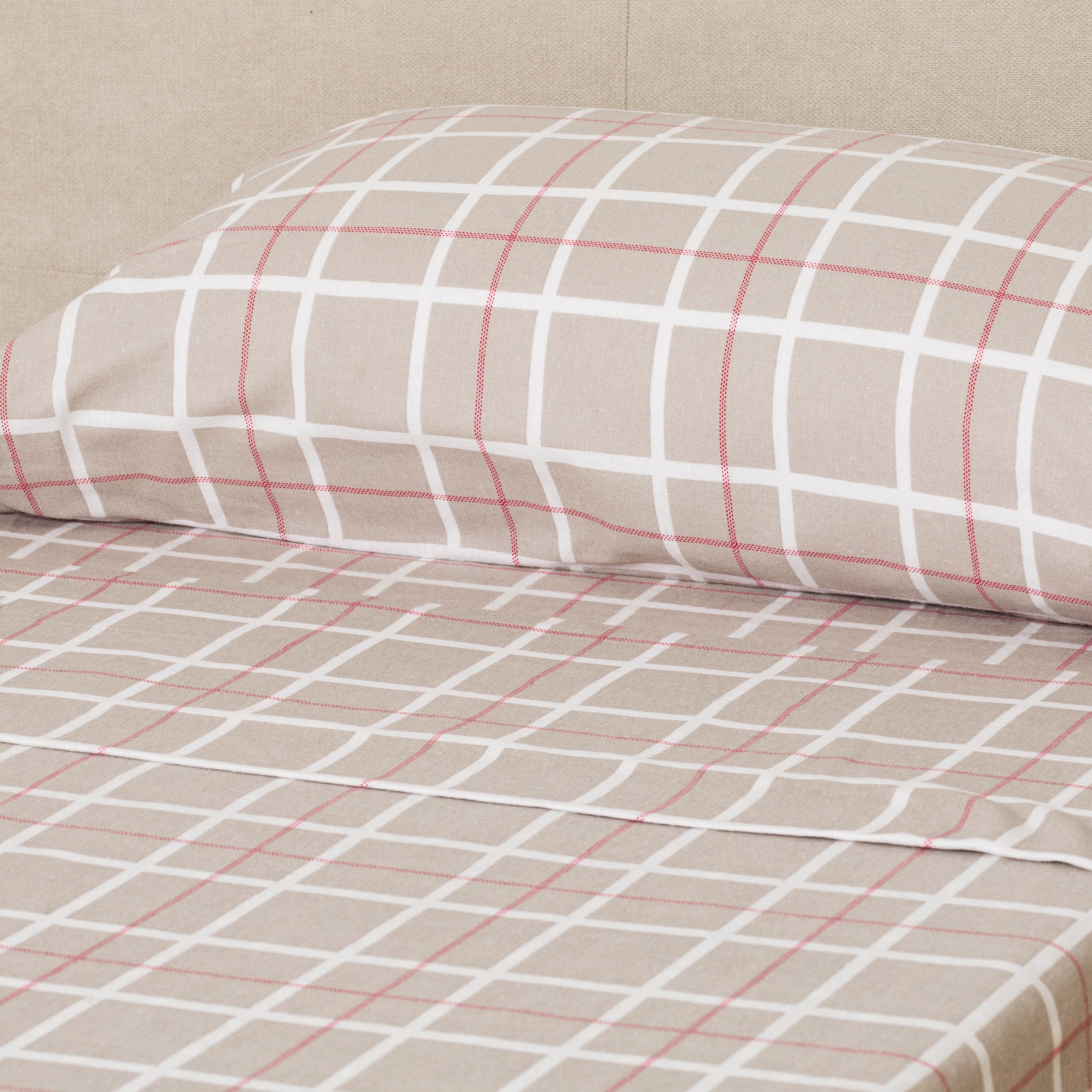 Jogo de lençóis de flanela, xadrez em tons de camelo e taupe.