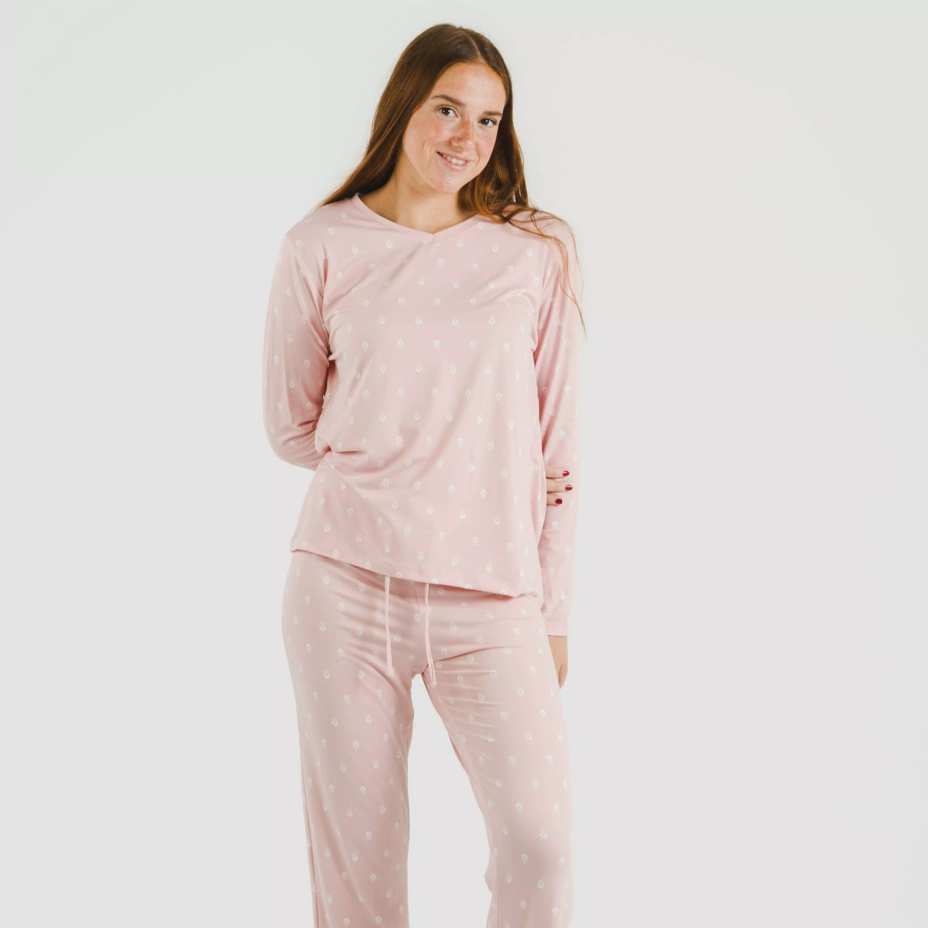 Pijama feminino macio e comprido, cor rosa claro.