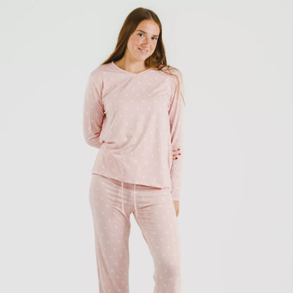 Pijama feminino macio e comprido, cor rosa claro.