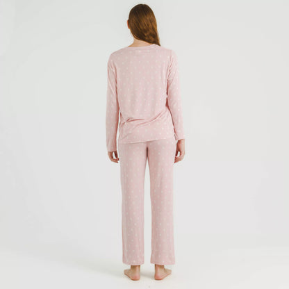 Pijama feminino macio e comprido, cor rosa claro.