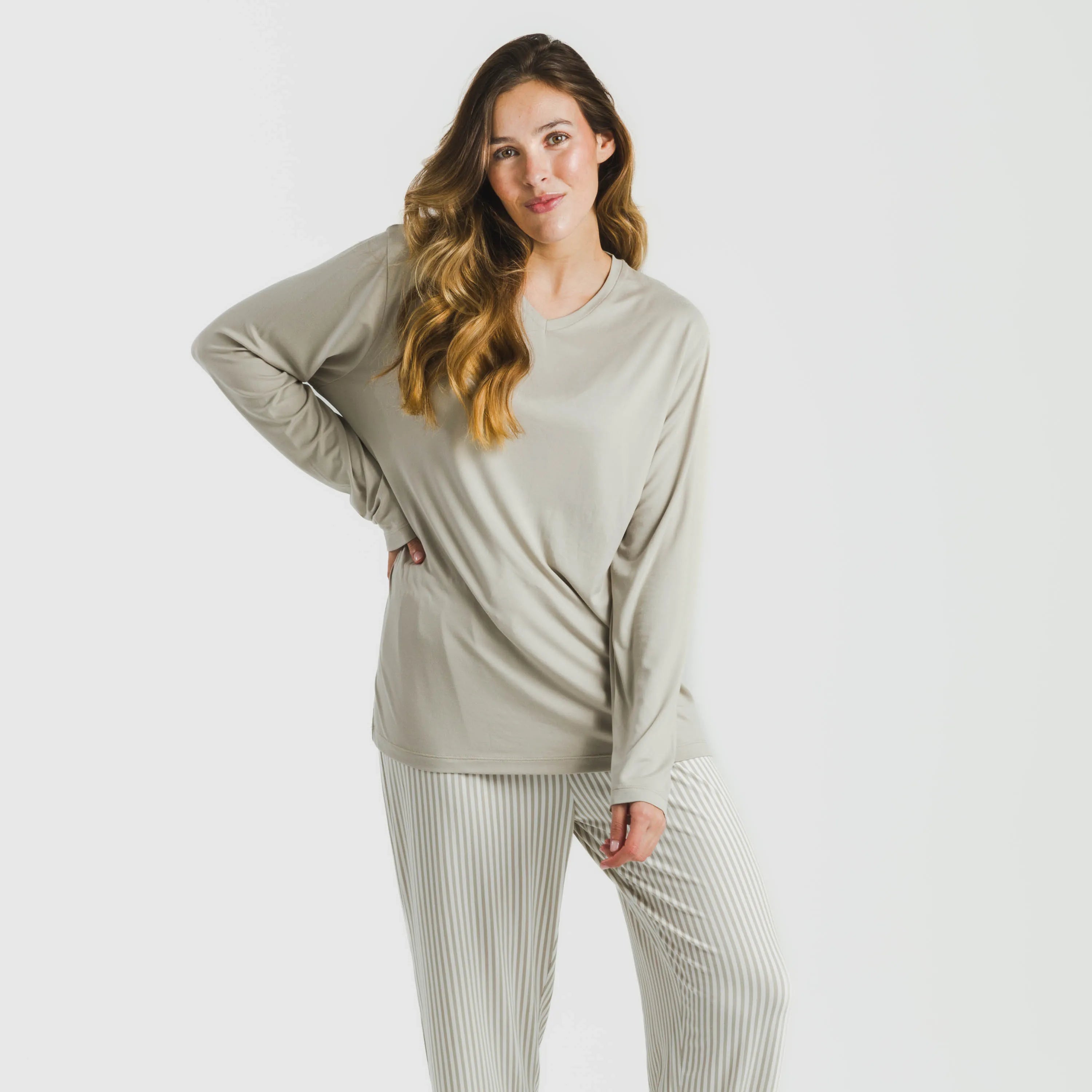 Pijama longo feminino macio Kodac com listras cor areia