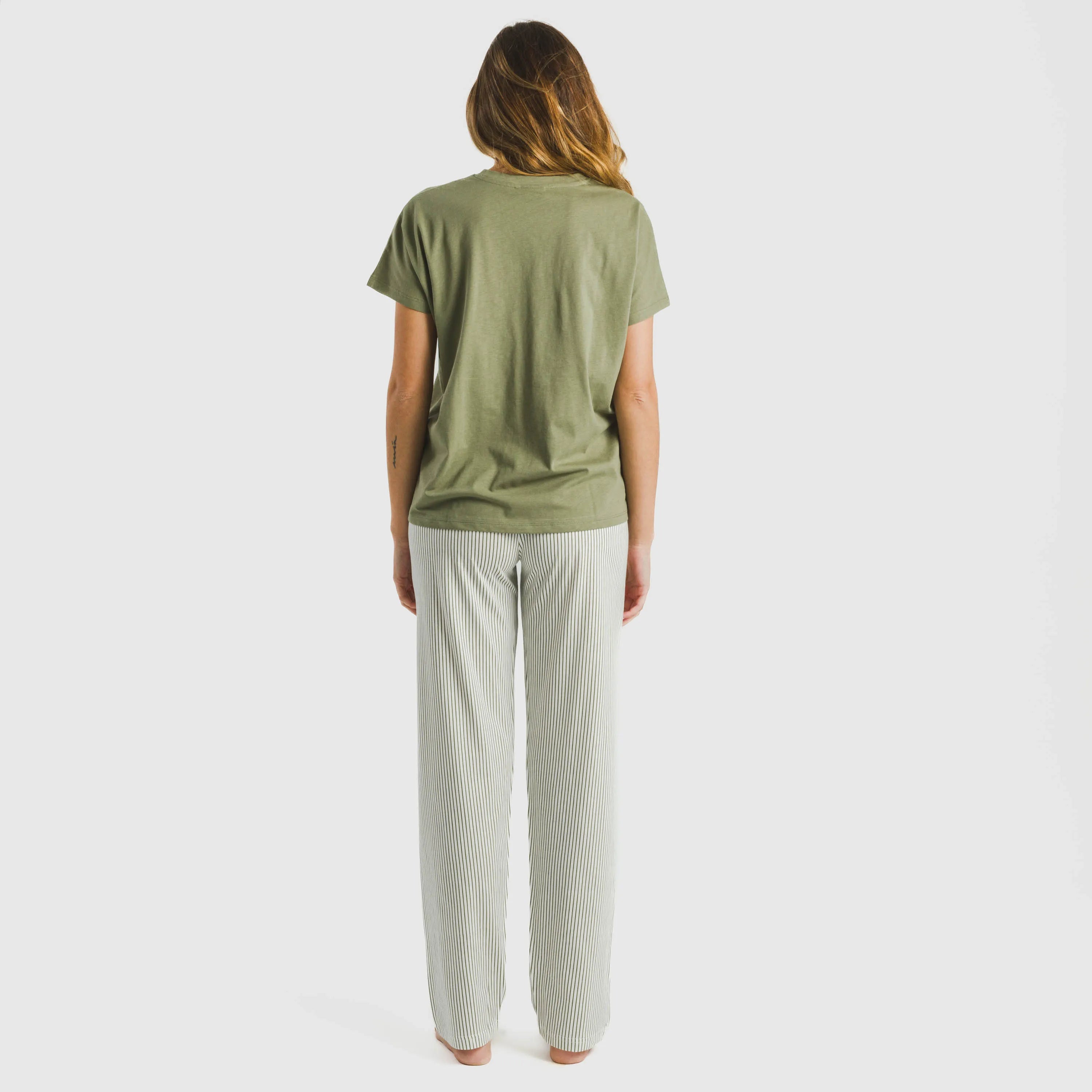 Pijama feminino longo de algodão com mangas largas, estampa listrada moçárabe, verde