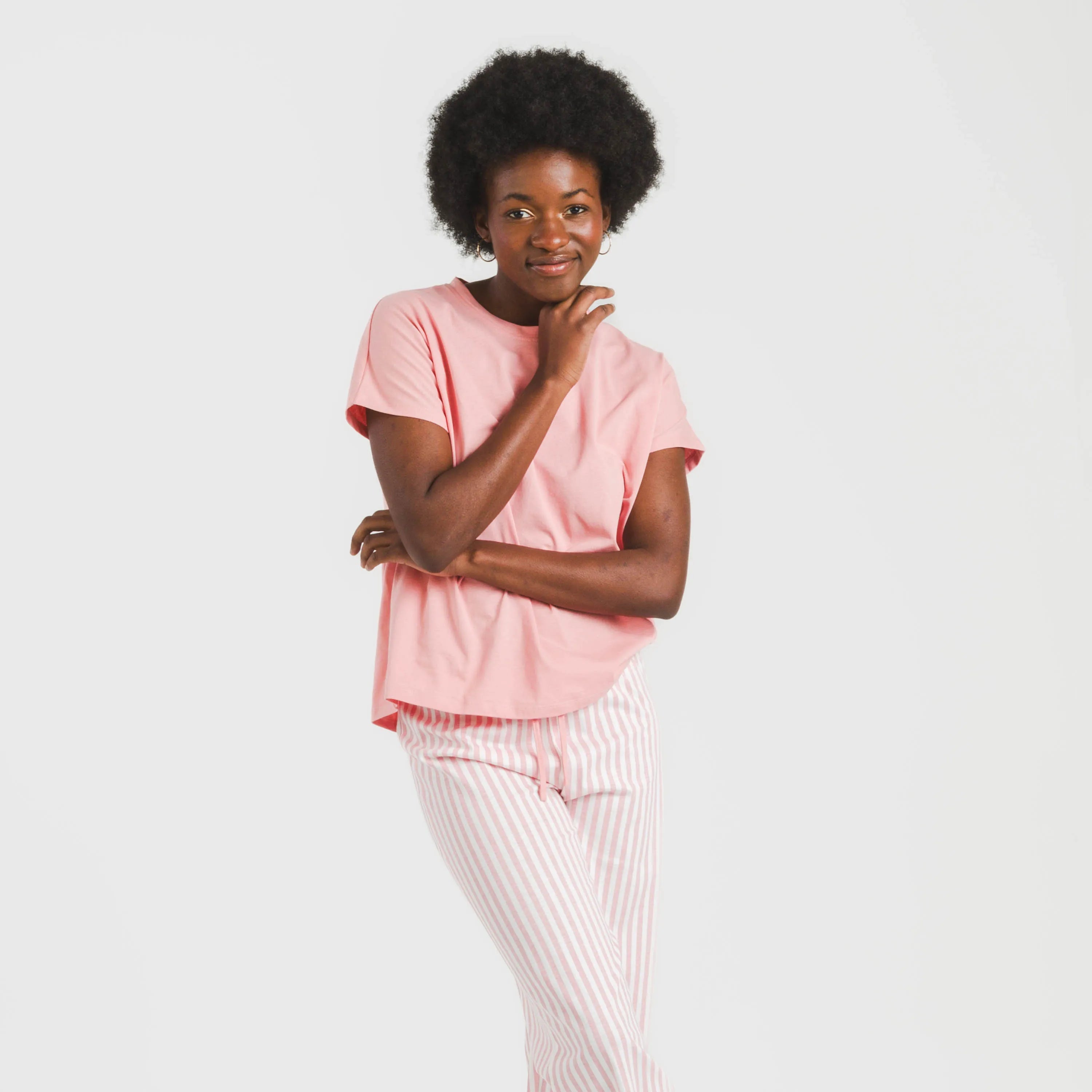 Pijama feminino longo de algodão com mangas fluidas, estampa listrada Kodac, cor marsala.