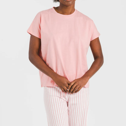 Pijama feminino longo de algodão com mangas fluidas, estampa listrada Kodac, cor marsala.