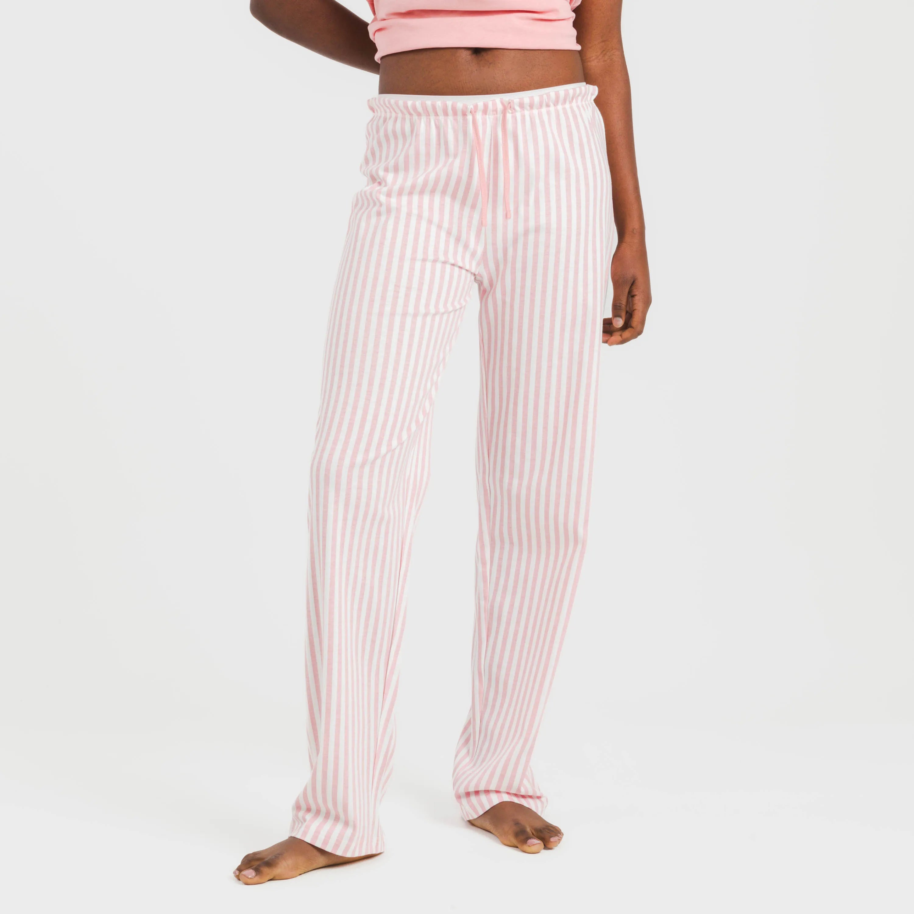 Pijama feminino longo de algodão com mangas fluidas, estampa listrada Kodac, cor marsala.