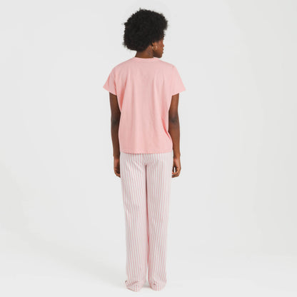 Pijama feminino longo de algodão com mangas fluidas, estampa listrada Kodac, cor marsala.