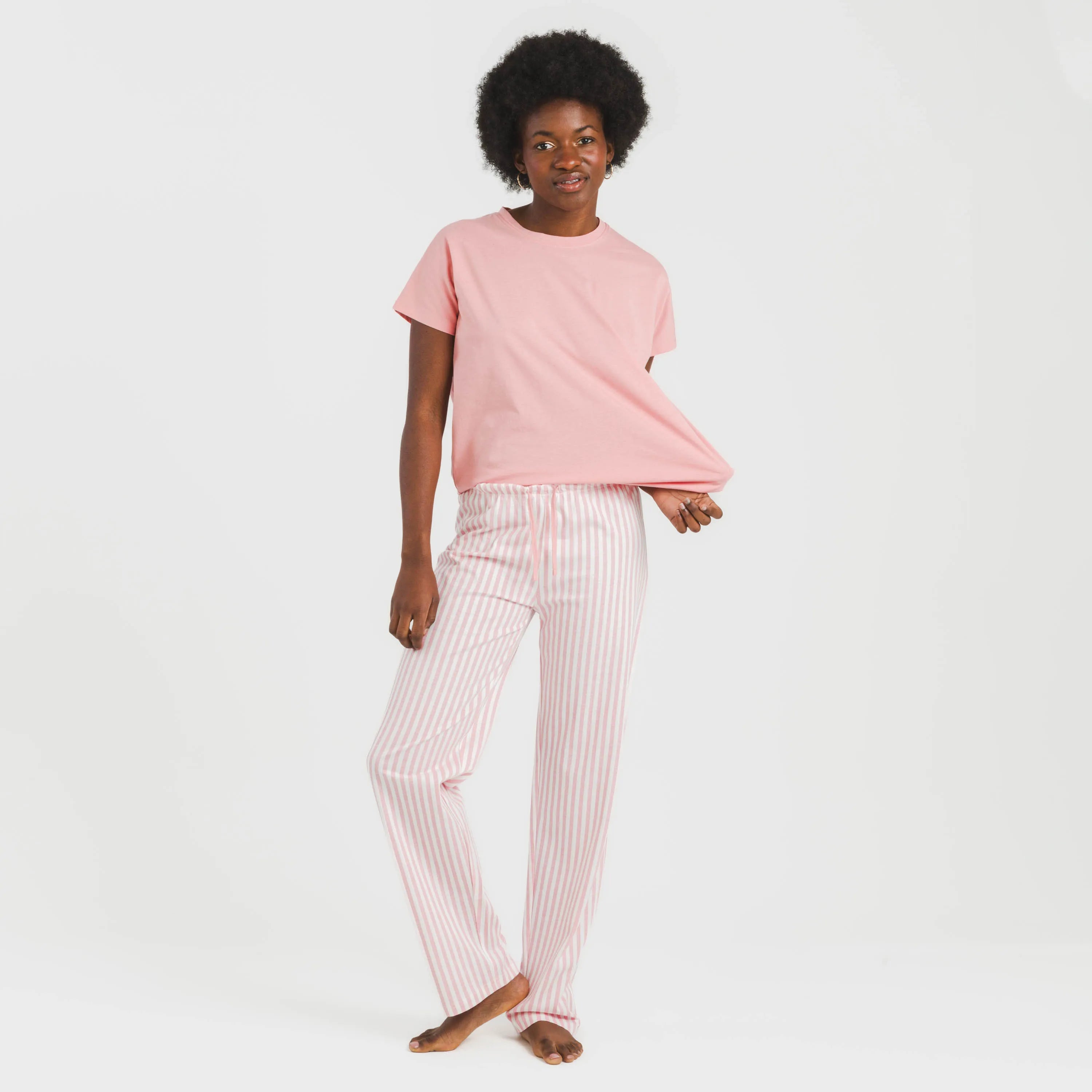 Pijama feminino longo de algodão com mangas fluidas, estampa listrada Kodac, cor marsala.