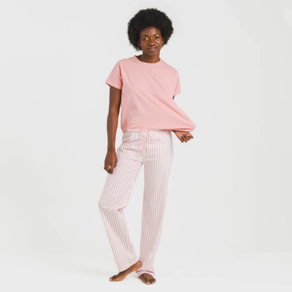 Pijama feminino longo de algodão com mangas fluidas, estampa listrada Kodac, cor marsala.