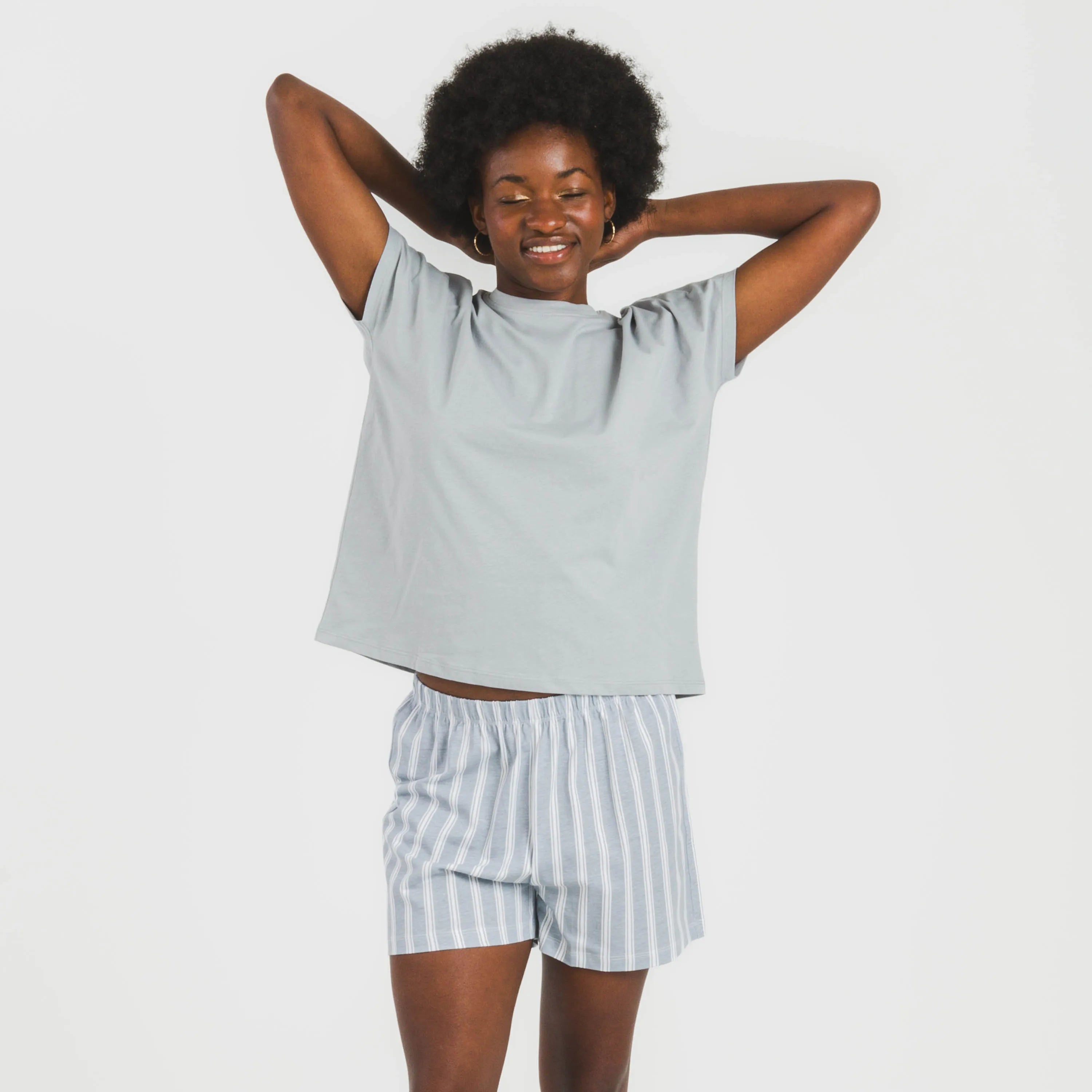 Pijama feminino de algodão com mangas curtas e estampa listrada Marseille em índigo.