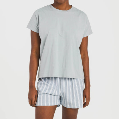 Pijama feminino de algodão com mangas curtas e estampa listrada Marseille em índigo.