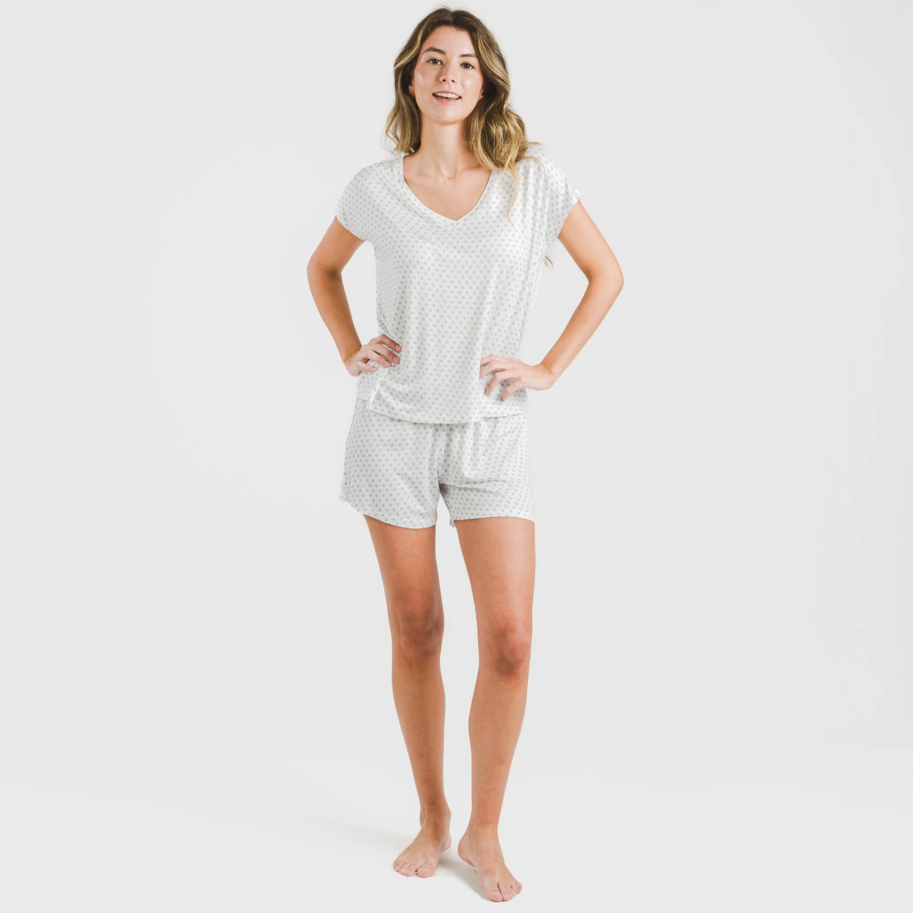 Pijama feminino Verse Indigo de viscose com mangas curtas e modelagem fluida.