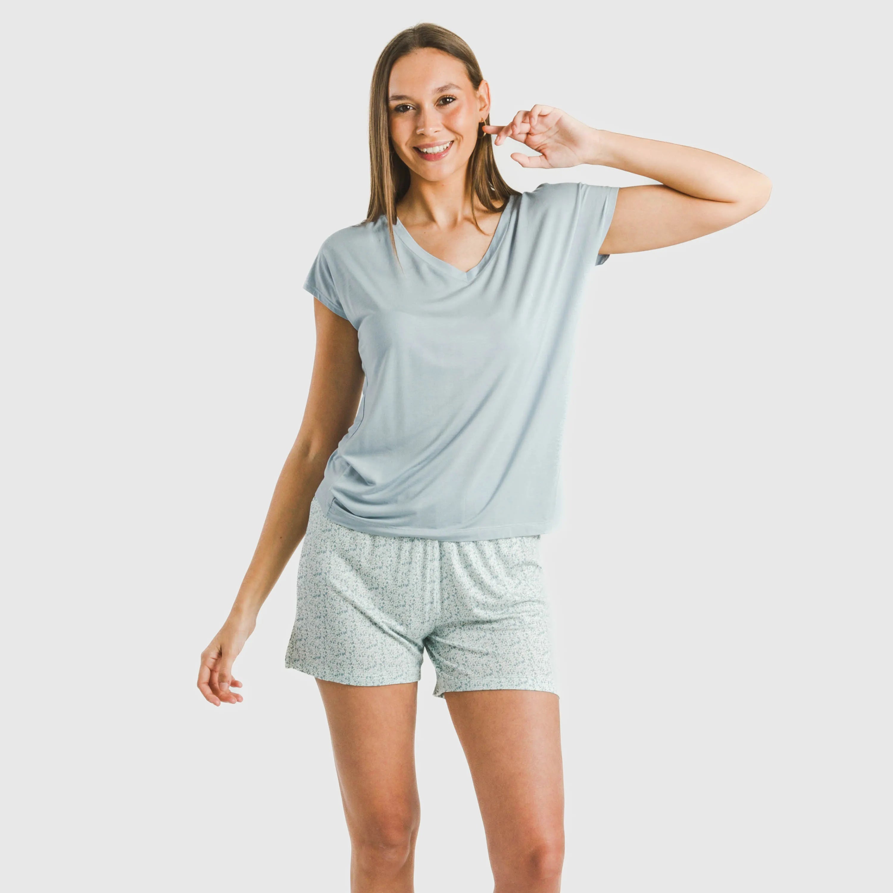 Pijama feminino de viscose azul claro, fluido e de mangas curtas.