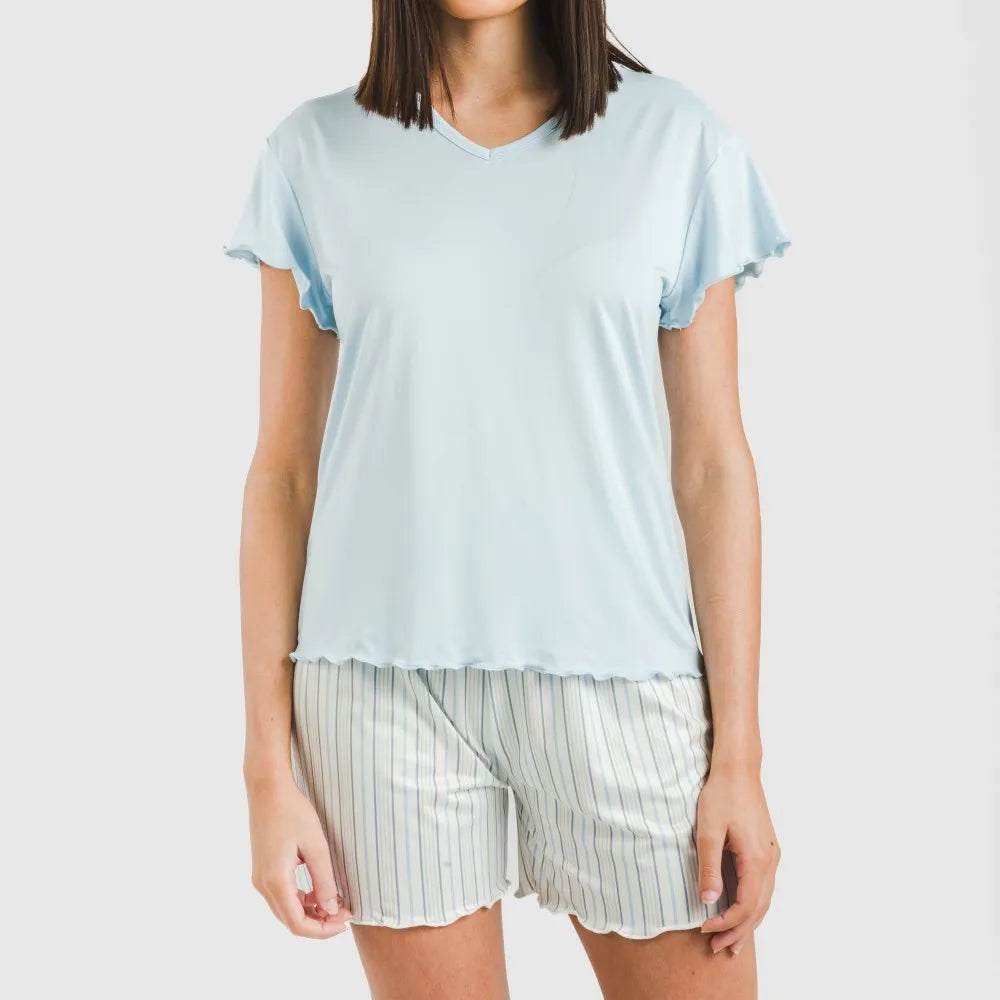 Pijama curto feminino com mangas macias e fluidas, listrado Bill em azul claro.