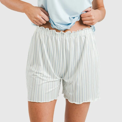 Pijama curto feminino com mangas macias e fluidas, listrado Bill em azul claro.