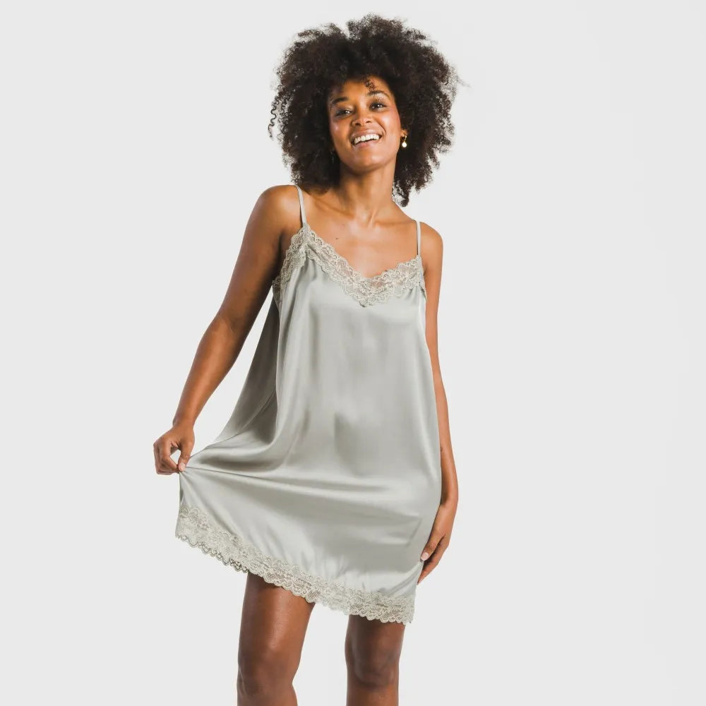 Camisola curta de cetim liso para sexta-feira