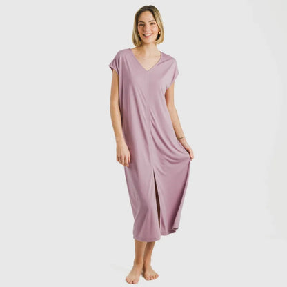 Vestido longo com mangas fluidas, em viscose lisa.