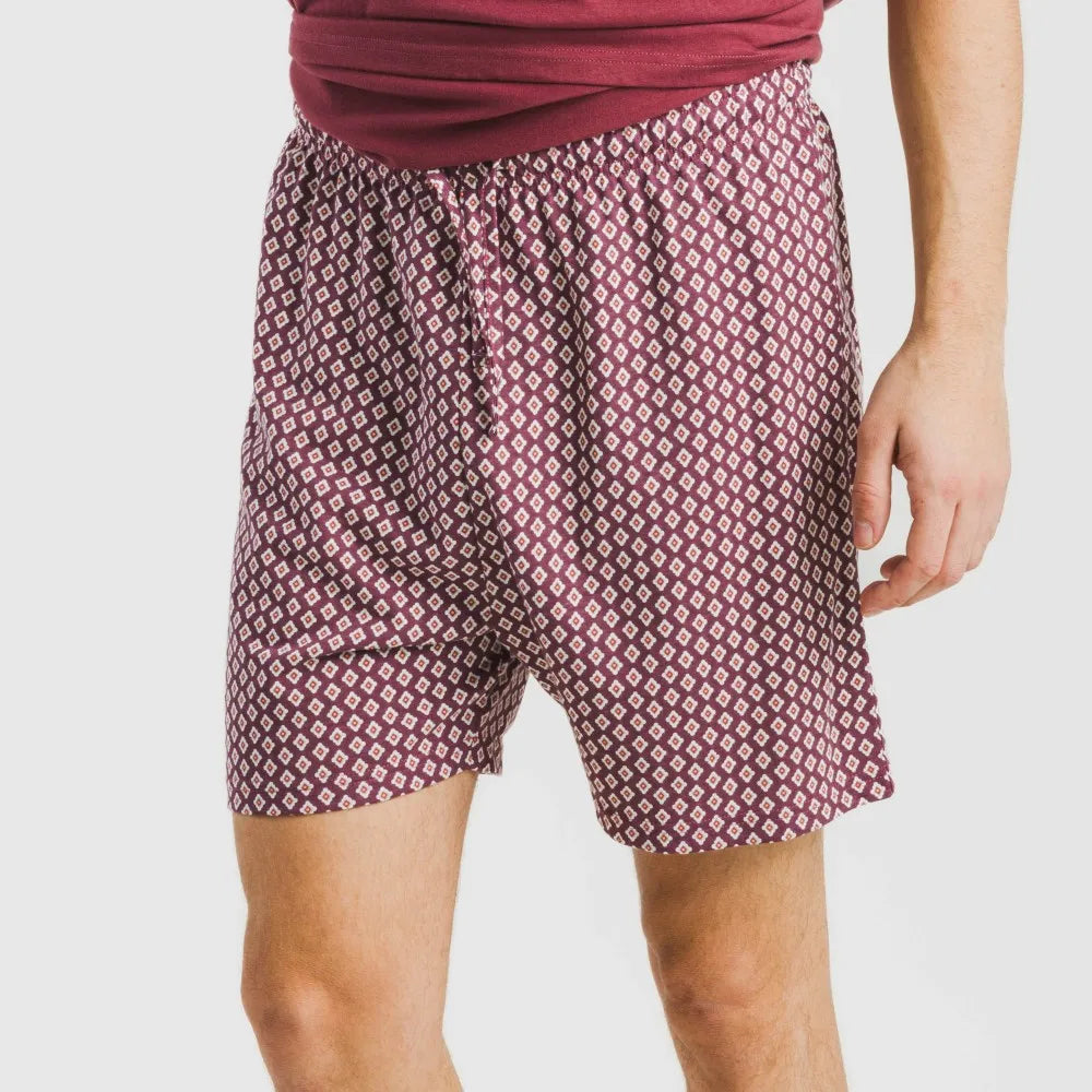Pijama curto masculino de algodão na cor bordô, estilo ousado.