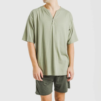 Pijama curto masculino com botões verde-claro e verde-escuro.