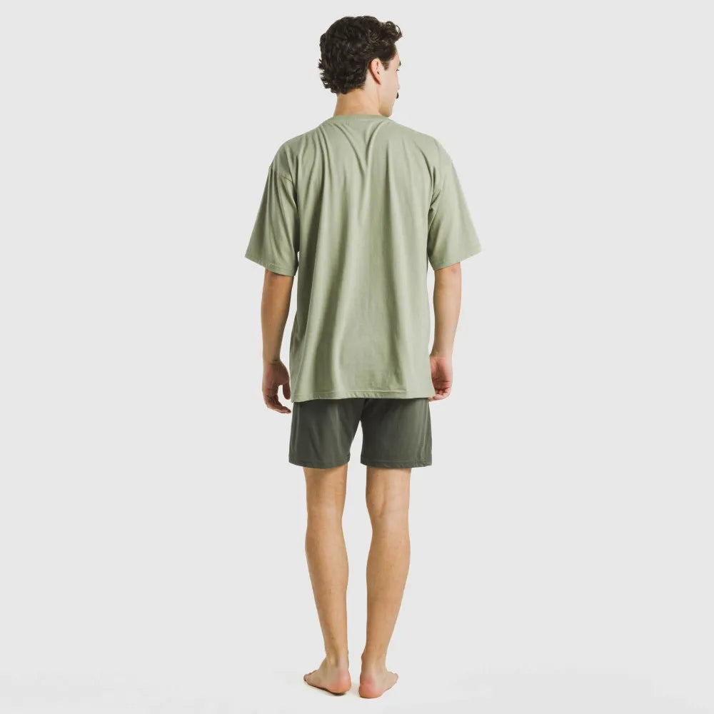 Pijama curto masculino com botões verde-claro e verde-escuro.