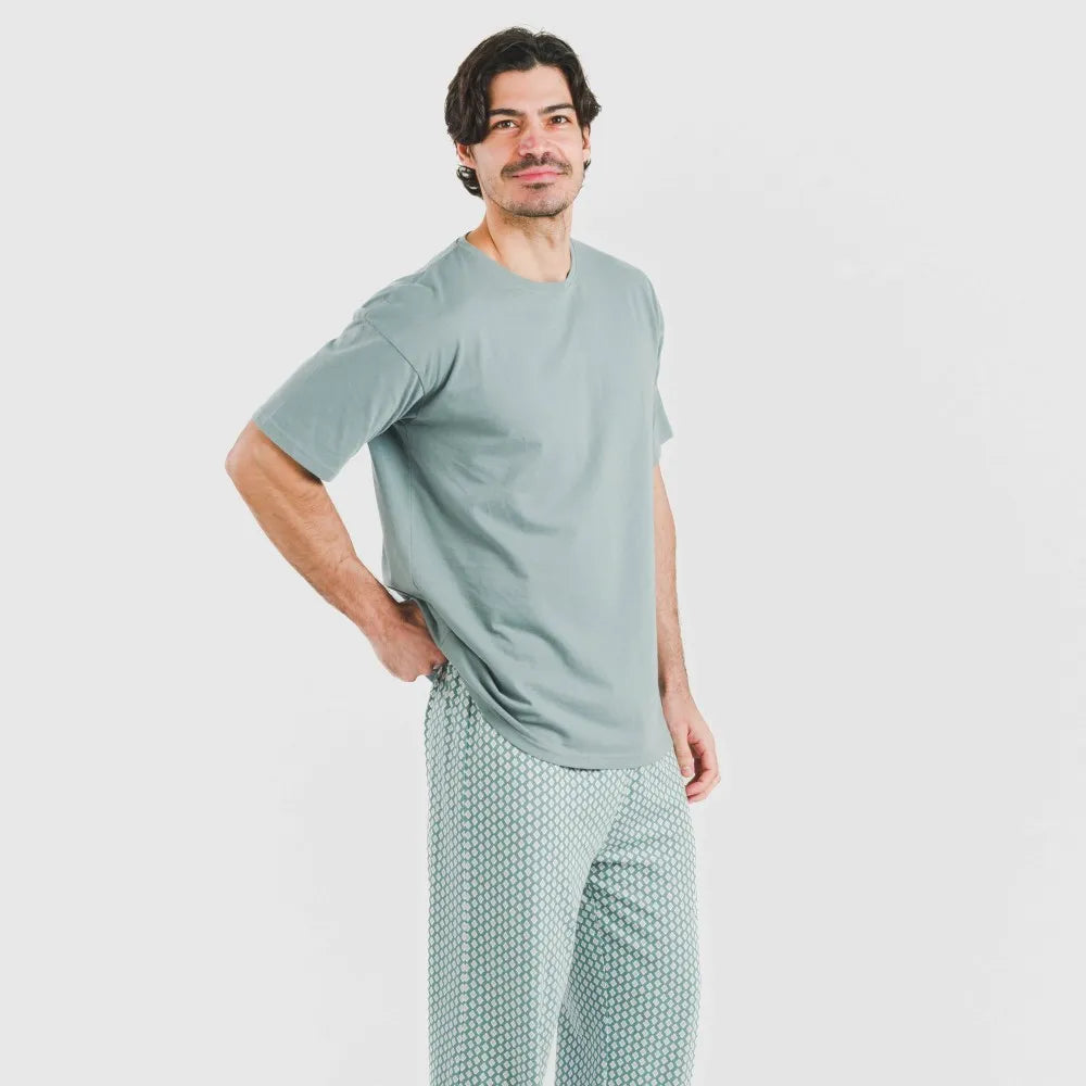 Pijama longo masculino de algodão de manga curta na cor verde-azulada.