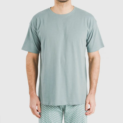Pijama longo masculino de algodão de manga curta na cor verde-azulada.