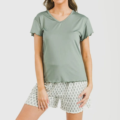 Pijama curto feminino com mangas macias e fluidas, estilo remo verde.