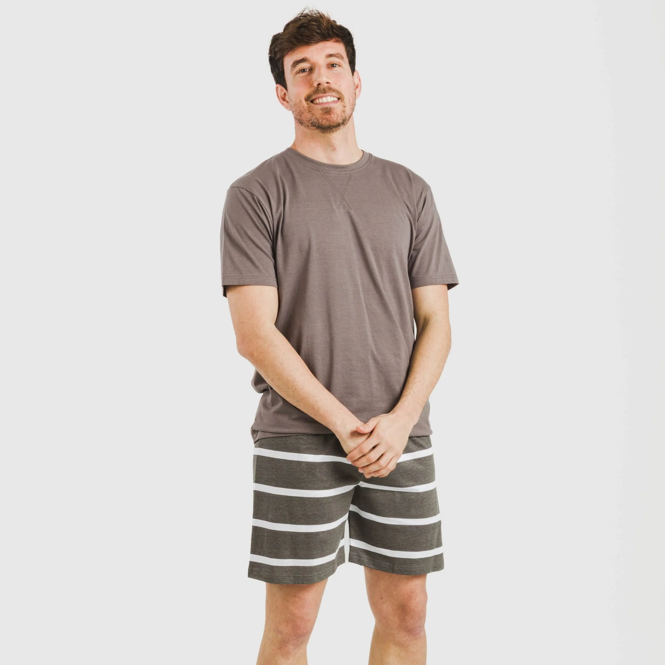 Pijama curto masculino de algodão listrado, novo, cor taupe.