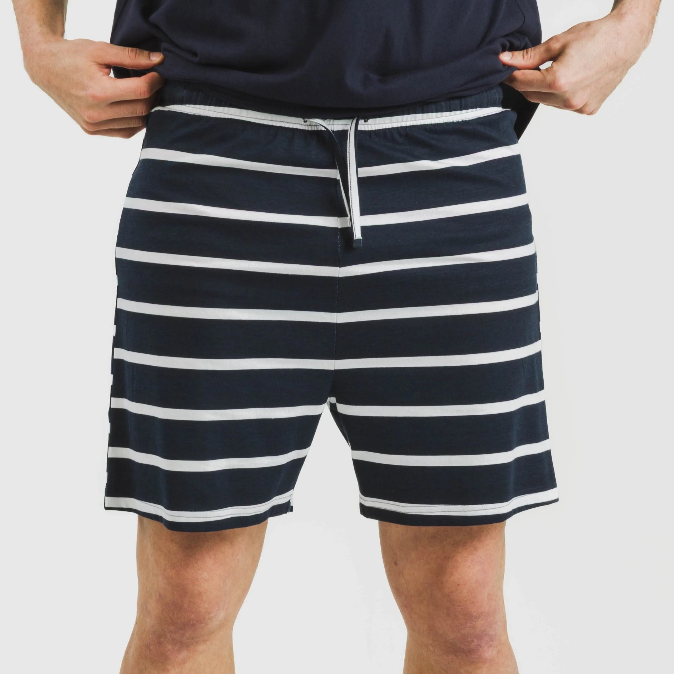 Pijama curto masculino de algodão, azul marinho com listras náuticas.