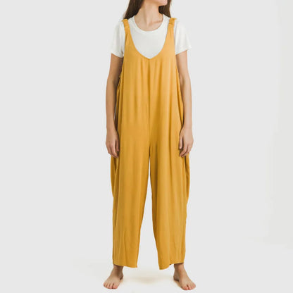 Macacão longo feminino em tecido liso de viscose e algodão.