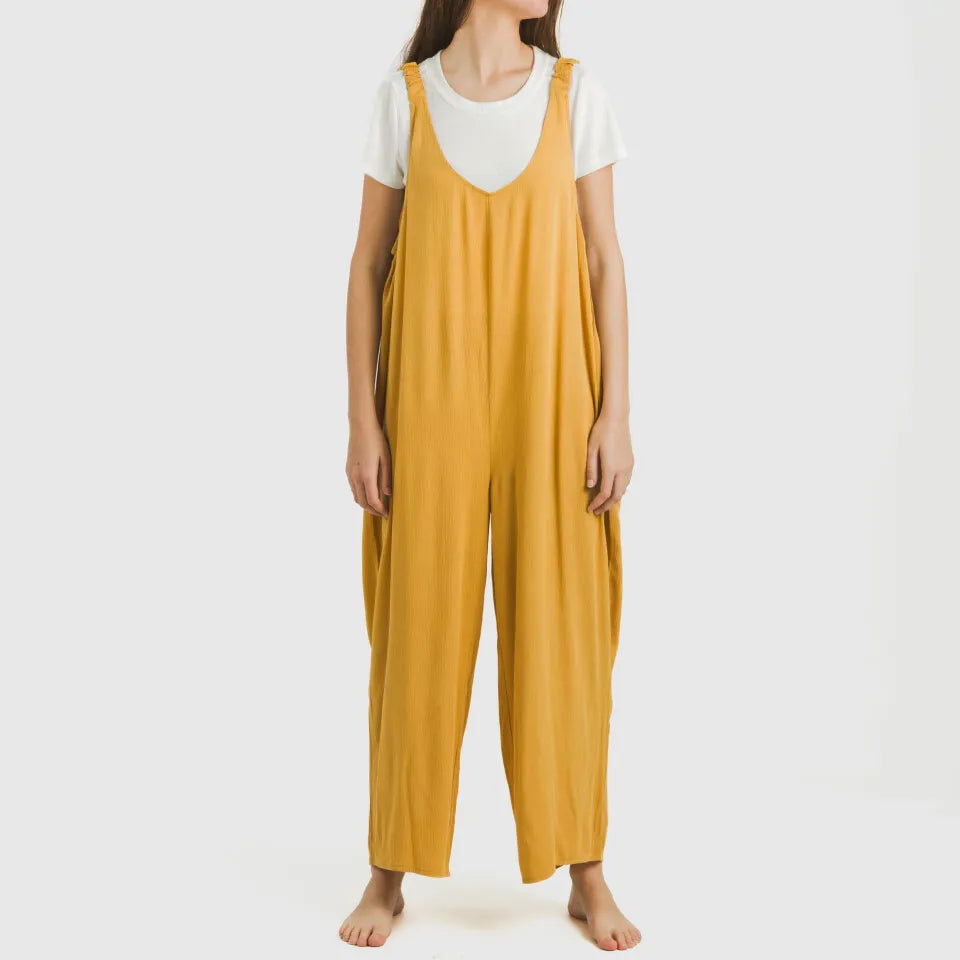 Macacão longo feminino em tecido liso de viscose e algodão.