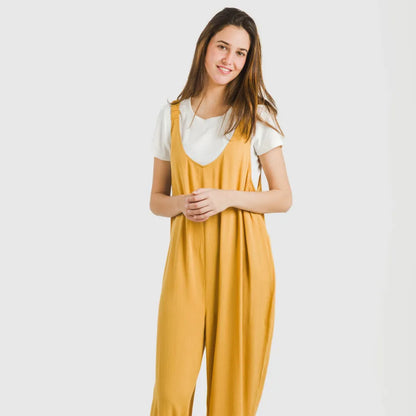 Macacão longo feminino em tecido liso de viscose e algodão.