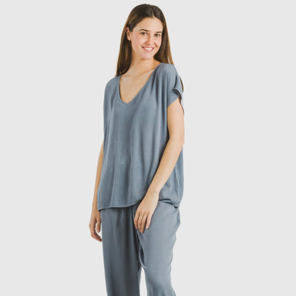 Camiseta de mangas fluidas em mistura lisa de viscose e algodão.