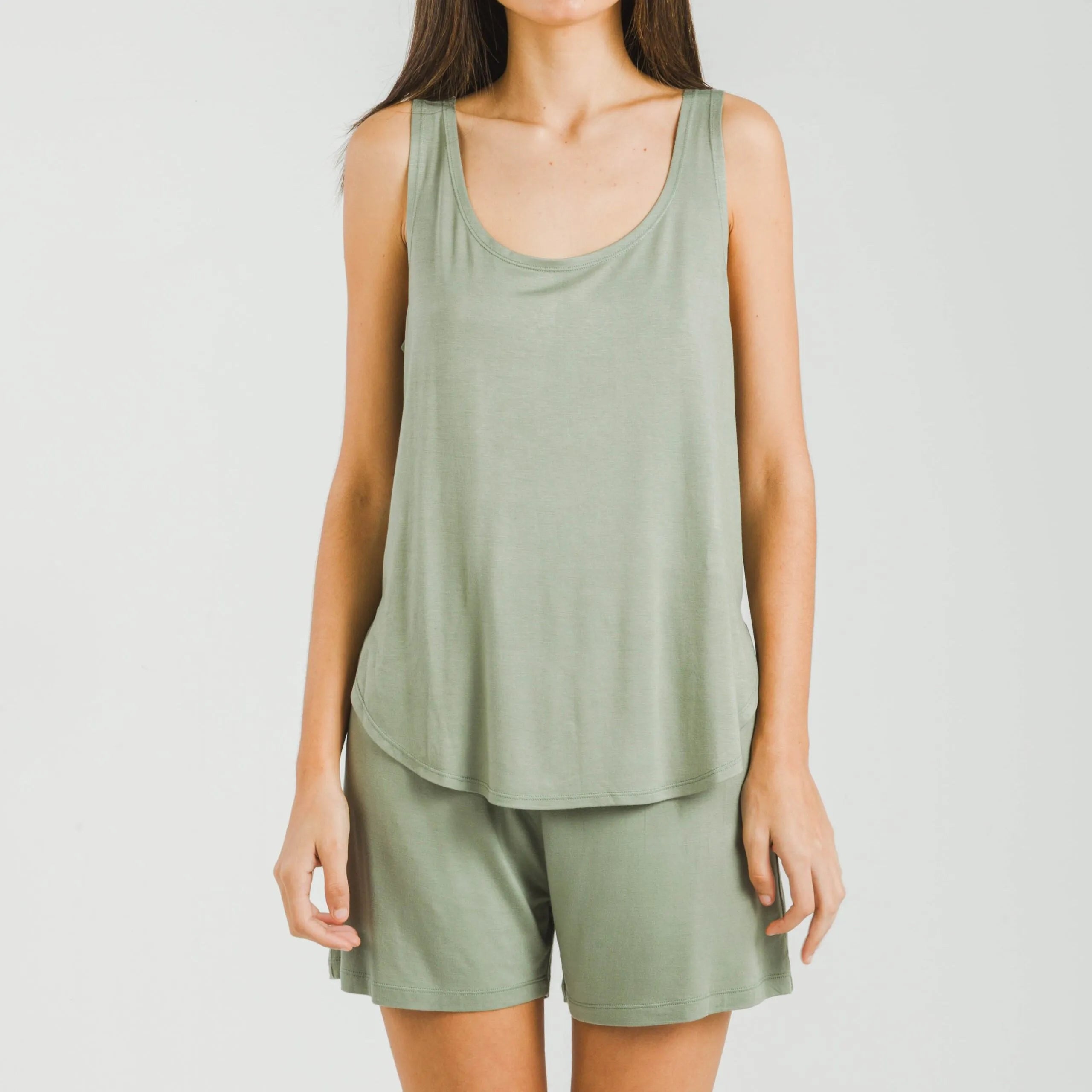 Pijama feminino liso de viscose com suspensórios