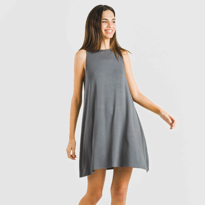 Vestido curto com alças, em viscose lisa.