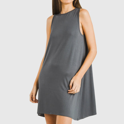 Vestido curto com alças, em viscose lisa.