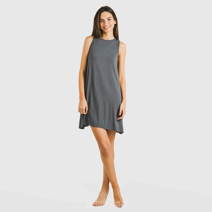 Vestido curto com alças, em viscose lisa.