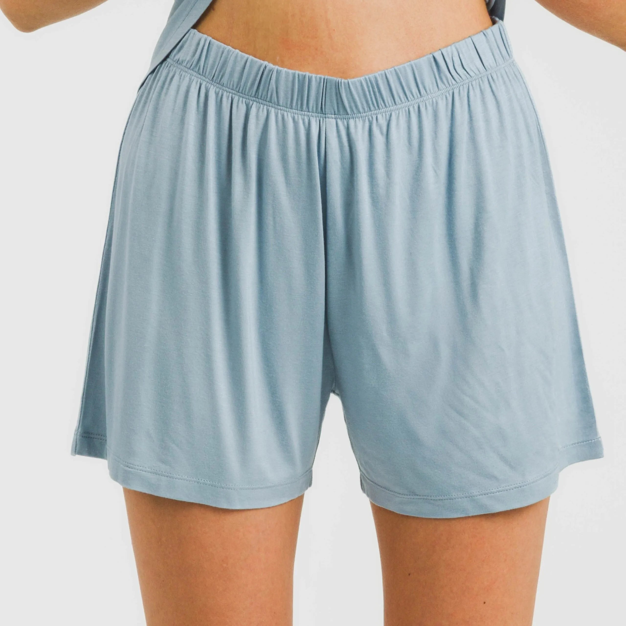 Pijama feminino liso de viscose com suspensórios