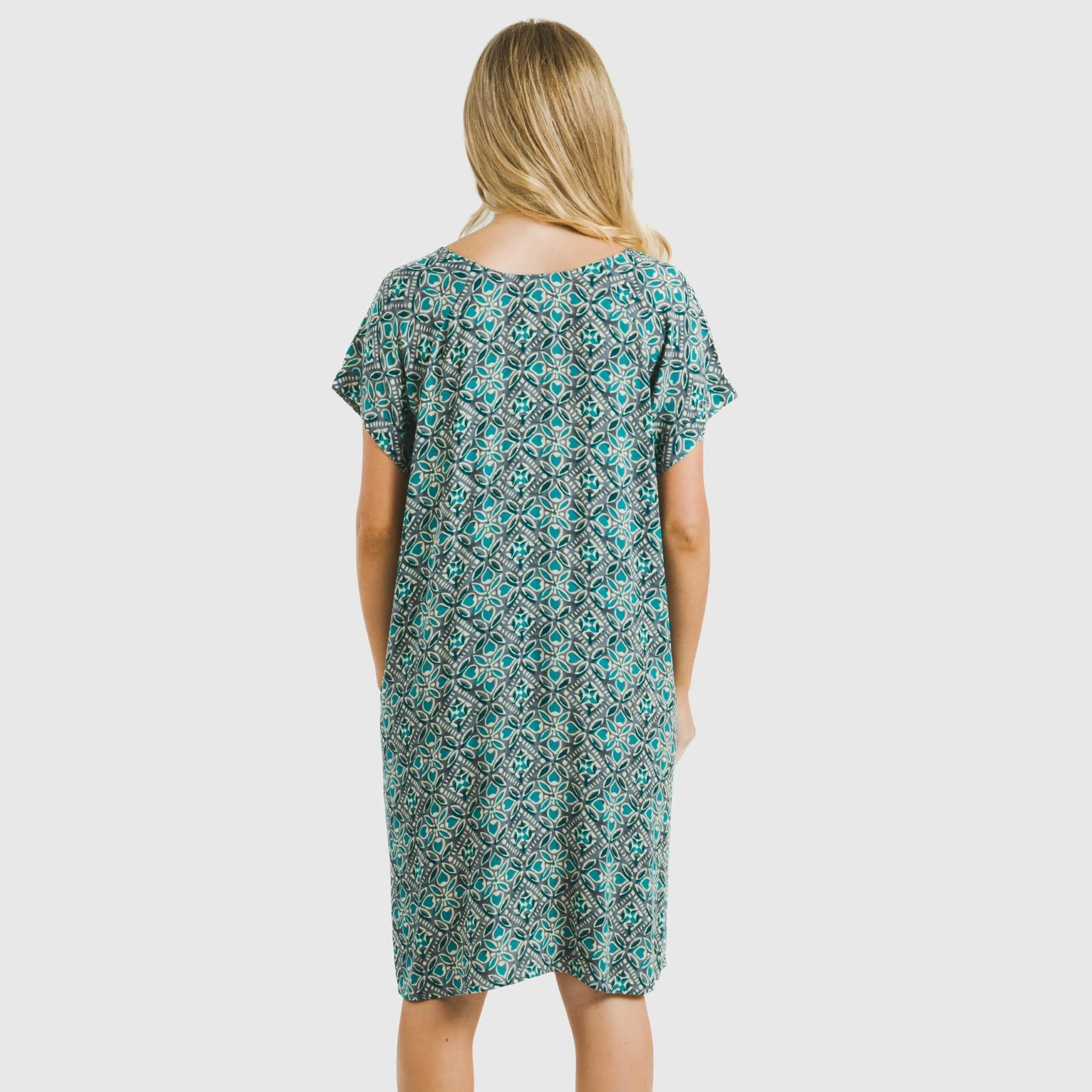 Vestido de viscose de manga curta em tecido fluido, cor Malura aquamarine.