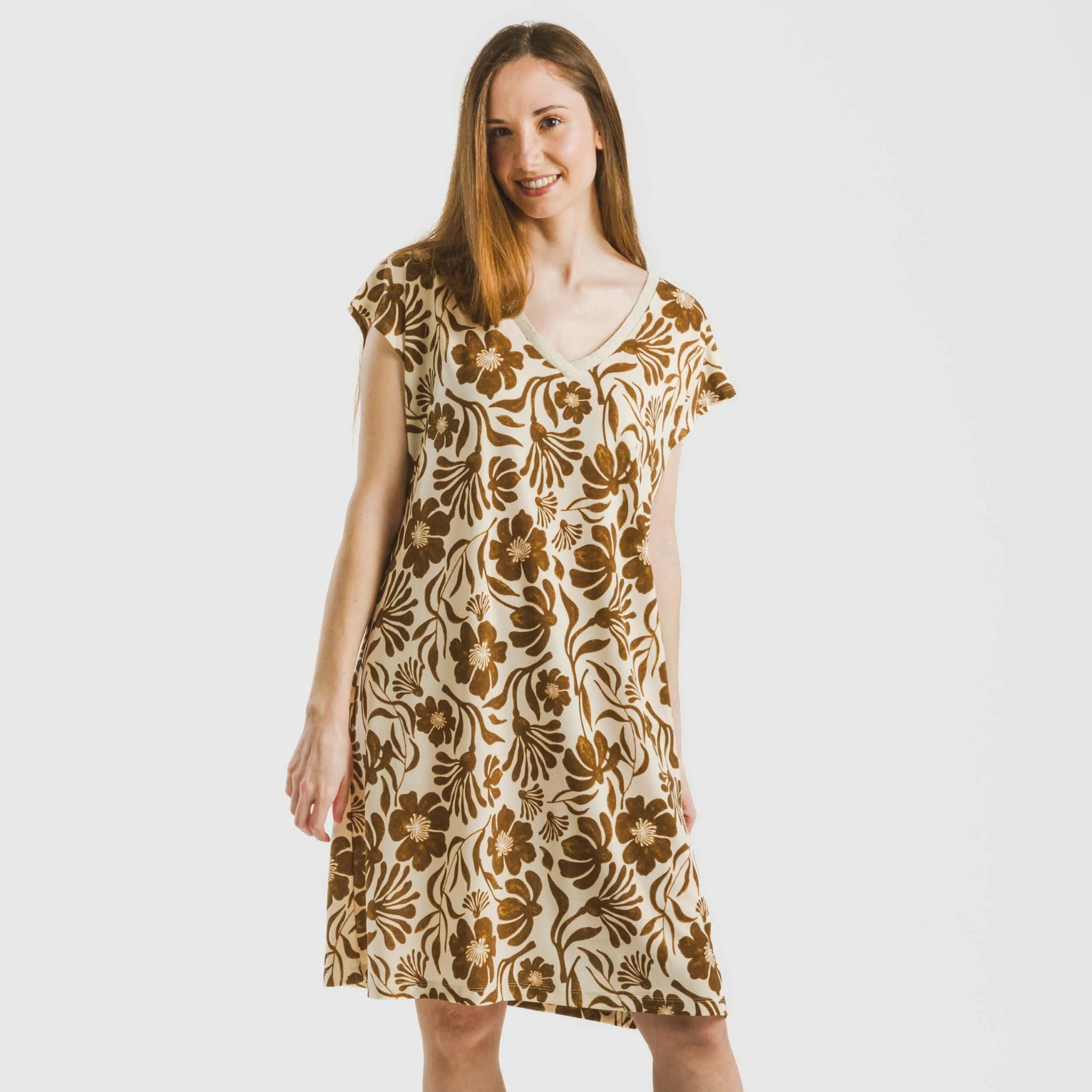 Vestido curto Alexis em crepe marrom com mangas fluidas.