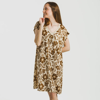 Vestido curto Alexis em crepe marrom com mangas fluidas.