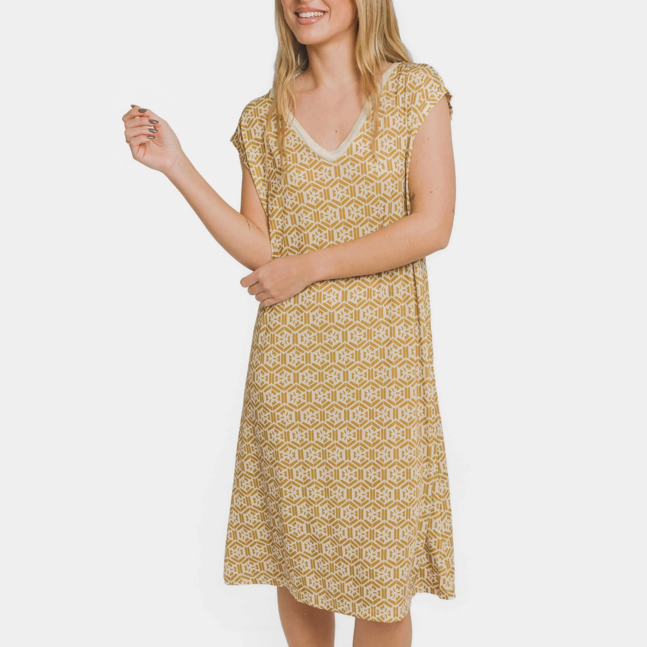 Vestido curto Virginia em tom ocre suave com mangas fluidas.