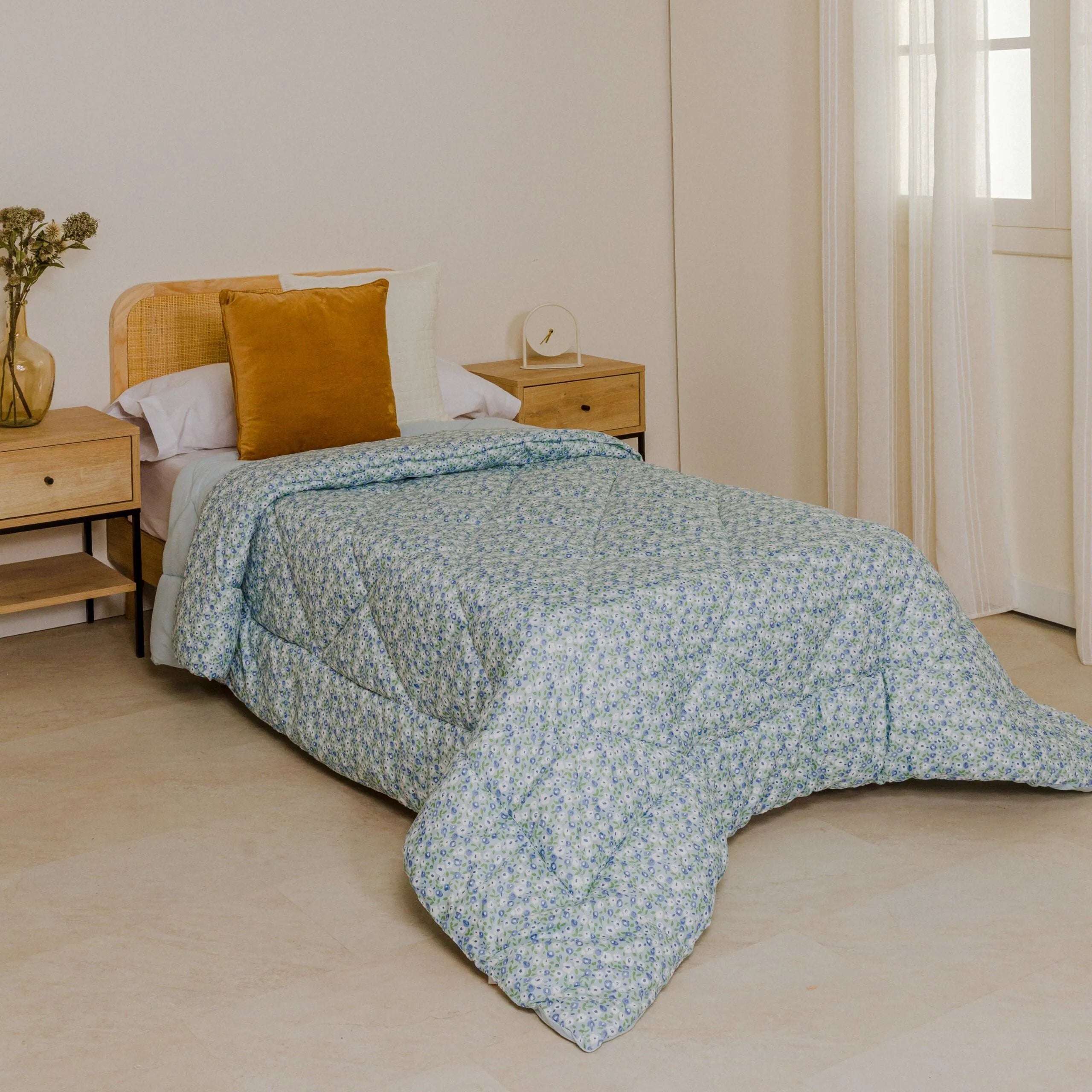 Edredom estampado em azul claro e vibrante