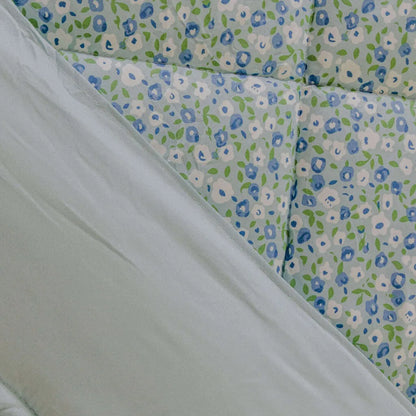 Edredom estampado em azul claro e vibrante