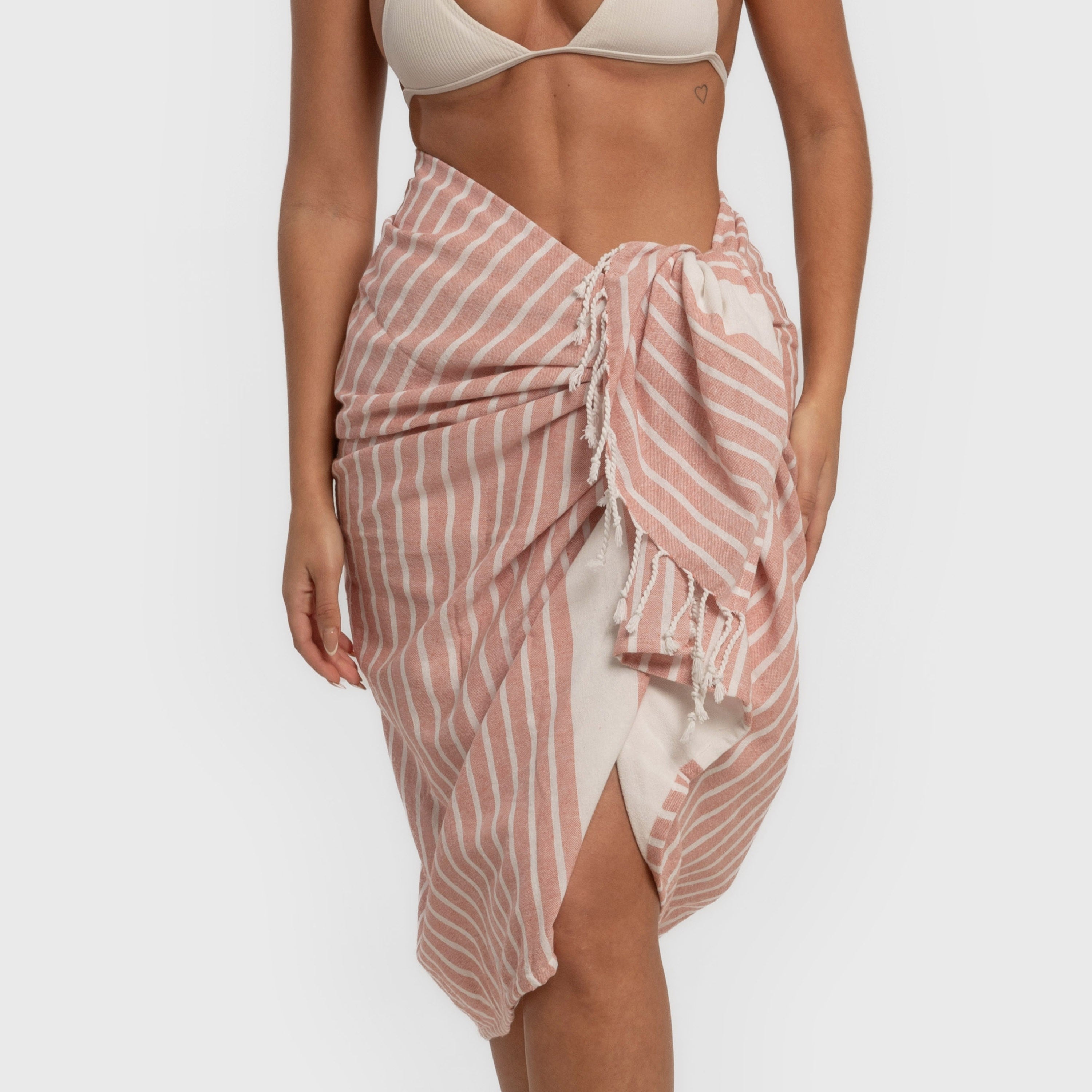 Conjunto de toalha pareô + bolsa de algodão listrada