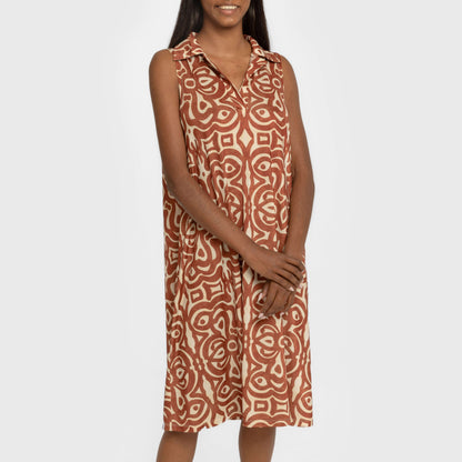 Vestido curto marrom Premura com gola e lapela suaves.