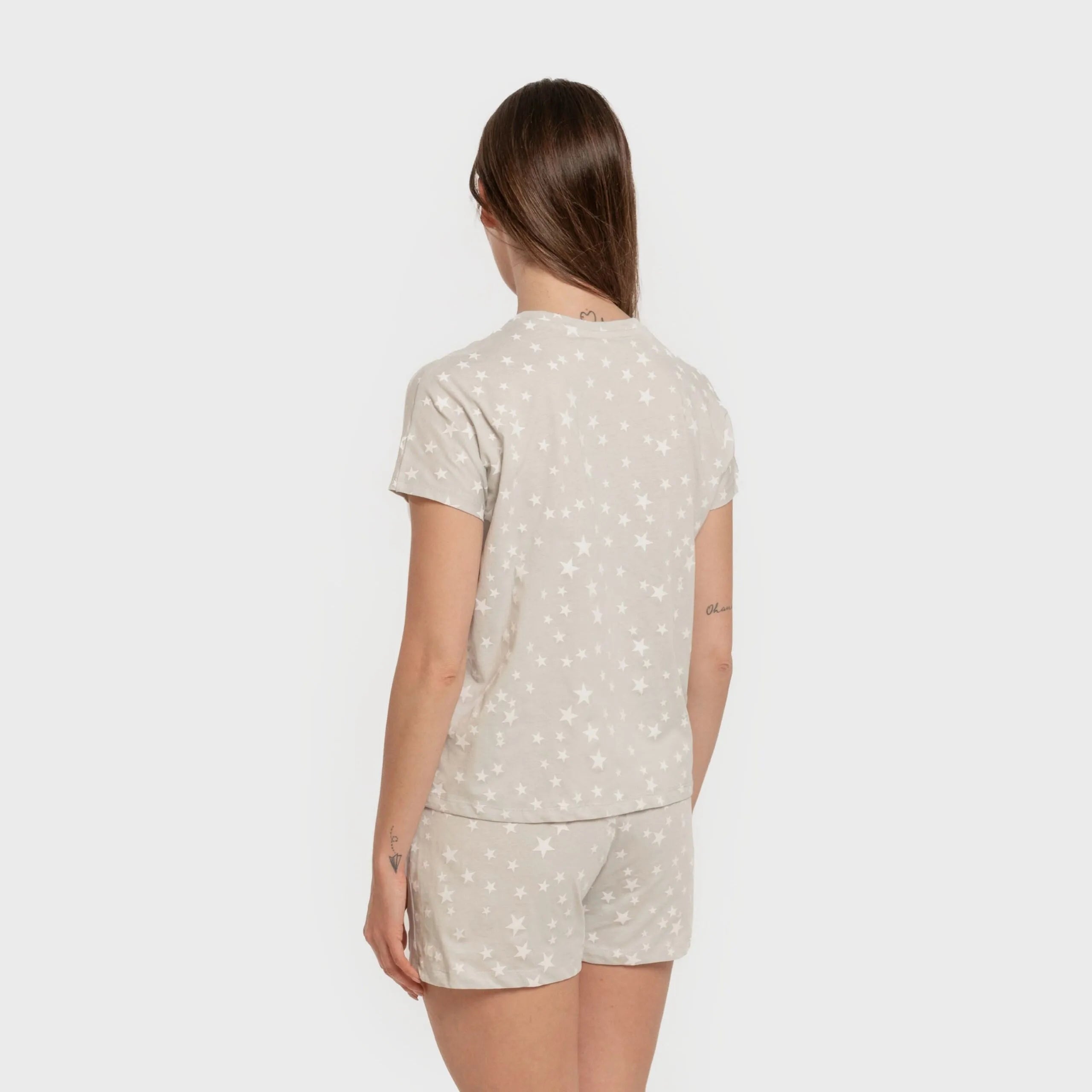 Pijama feminino de algodão com mangas curtas, estampa de estrelinhas, cinza.