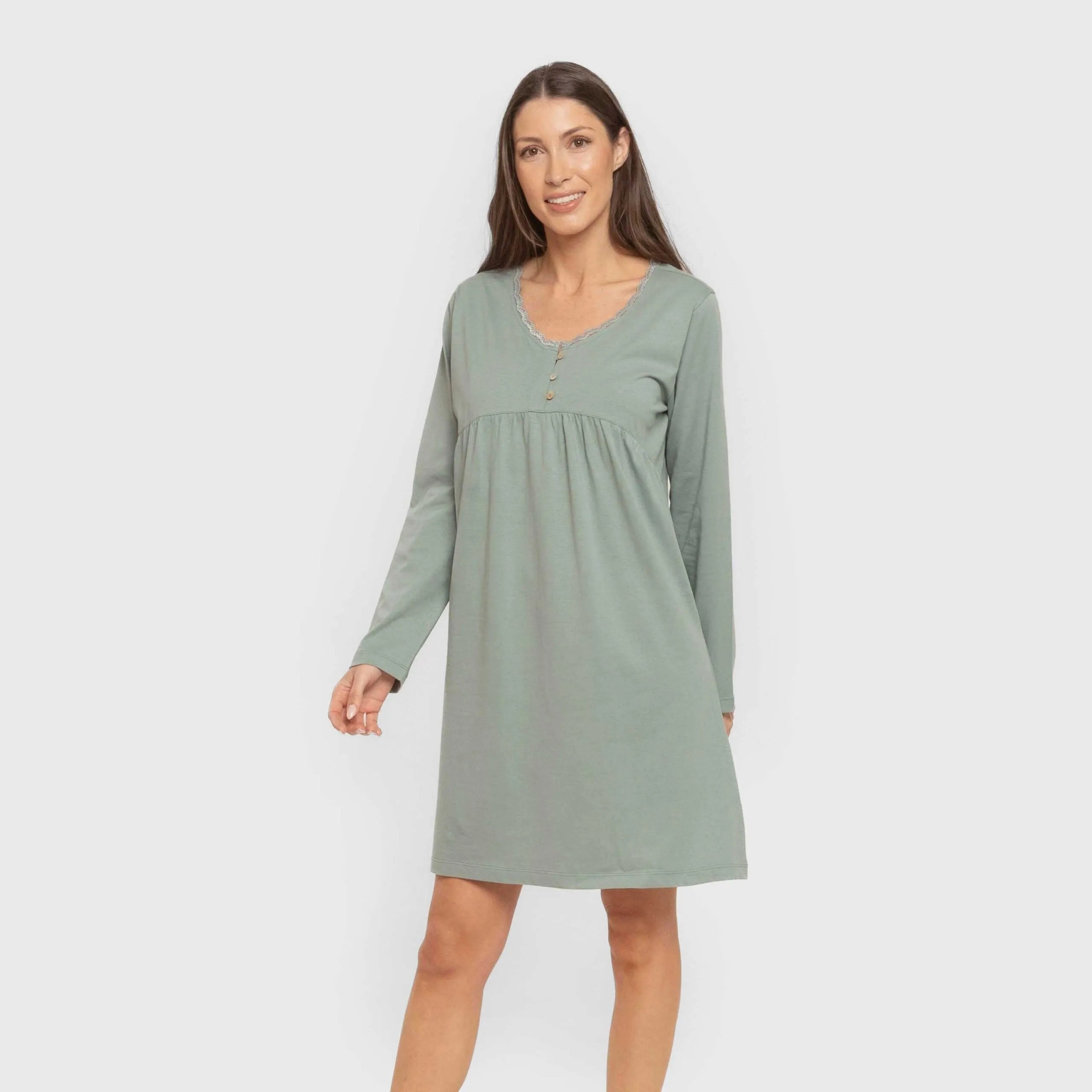 Camisola de algodão com mangas compridas e renda simples.