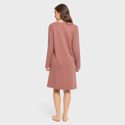 Camisola de algodão com mangas compridas e renda simples.