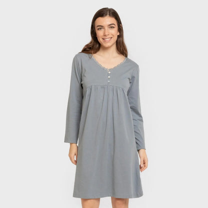 Camisola de algodão com mangas compridas e renda simples.